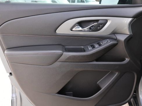 Used 2021 Chevrolet Traverse LS image 12