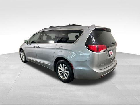 Used 2017 Chrysler Pacifica Touring-L FWD image 4