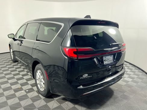 Used 2024 Chrysler Pacifica Touring-L image 5