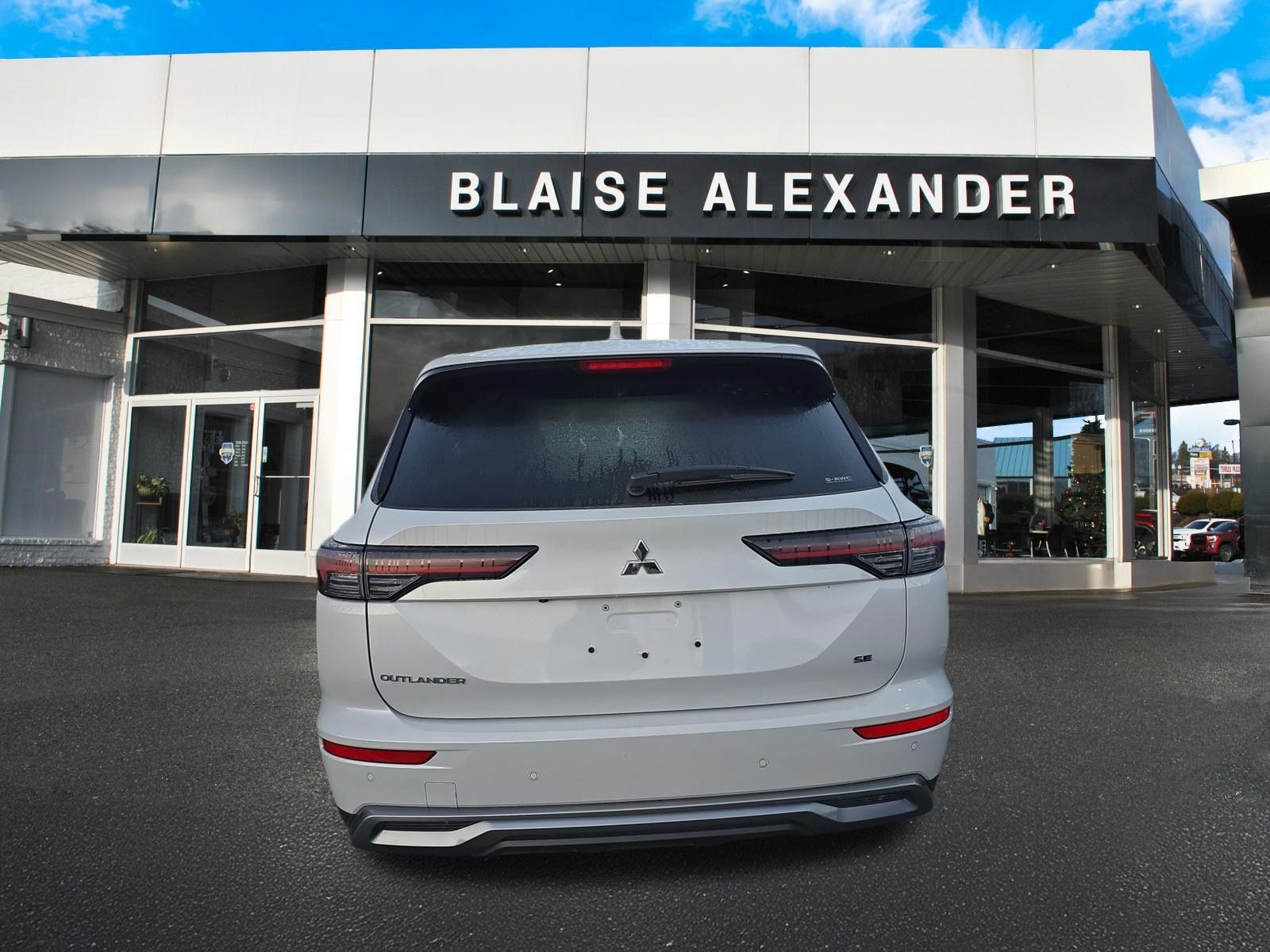 Used 2025 Mitsubishi Outlander SE AWD/4WD image 3