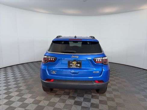 Used 2022 Jeep Compass Latitude w/ Mopar Graphics Package AWD/4WD image 9