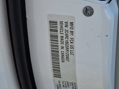 Certified 2024 Chrysler Pacifica Touring-L FWD image 32