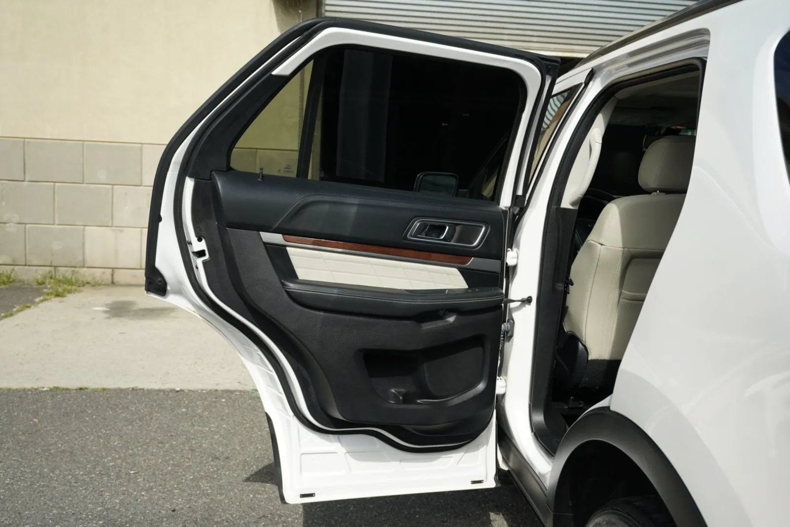 Used 2017 Ford Explorer Platinum AWD/4WD image 28