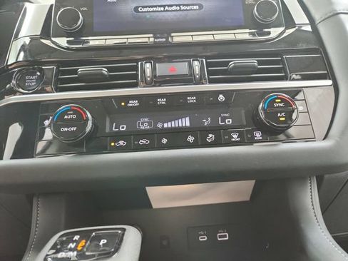 Used 2025 Nissan Pathfinder SL w/ SL Premium Package FWD image 35