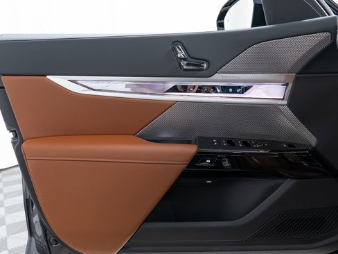 Used 2025 BMW 760i xDrive w/ Executive Package image 11