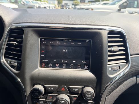Used 2020 Jeep Grand Cherokee Laredo AWD/4WD image 23