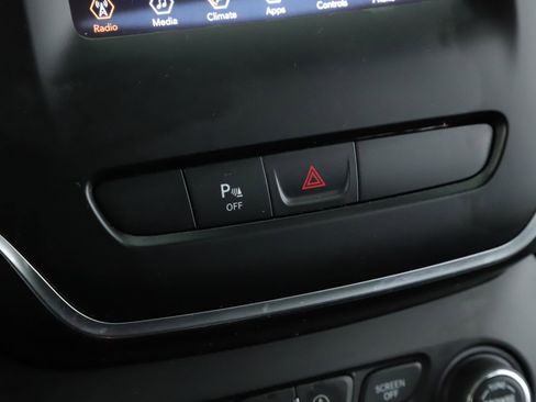 Used 2019 Jeep Cherokee Latitude Plus w/ Comfort/Convenience Group image 14