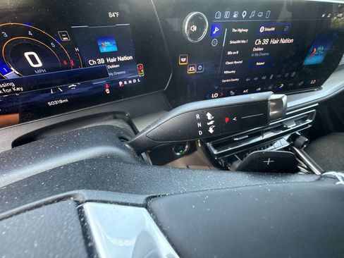 Used 2025 Chevrolet Traverse LT w/ Driver Confidence Package AWD/4WD image 16