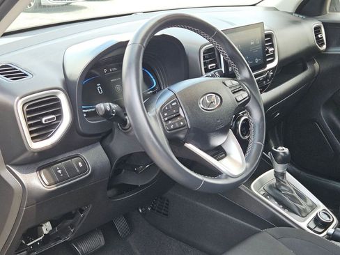 Used 2025 Hyundai Venue SEL FWD image 13