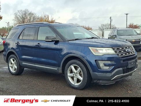 Used 2017 Ford Explorer XLT w/ Equipment Group 202A image 3