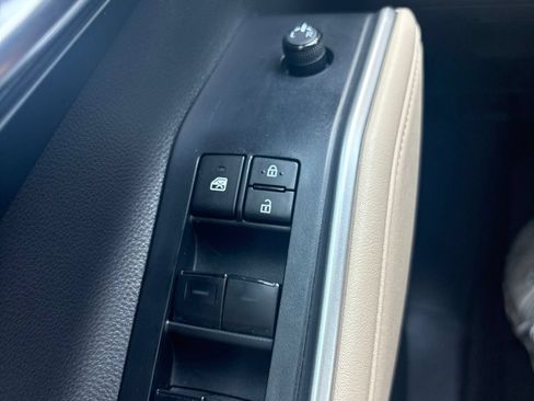 Used 2023 Toyota Highlander XLE AWD/4WD image 26