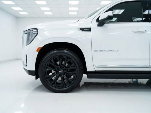 Used 2021 GMC Yukon XL Denali w/ Denali Premium Package image 4