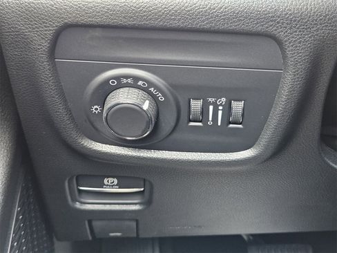 New 2025 Jeep Grand Cherokee Altitude image 21