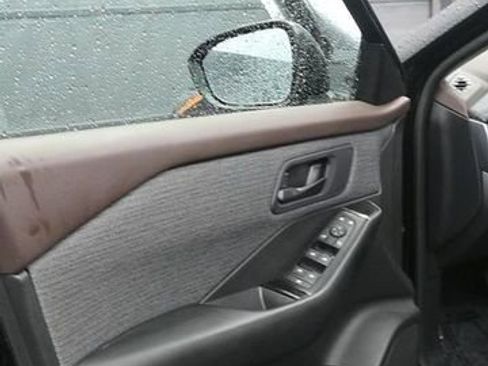 Used 2023 Nissan Rogue S AWD/4WD image 10