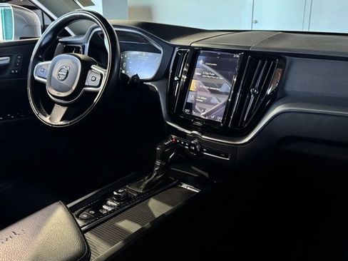 Used 2018 Volvo XC60 T5 Momentum w/ Convenience Package image 27