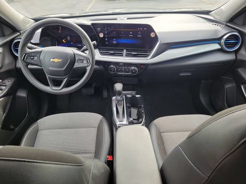 Used 2025 Chevrolet Trax LT FWD image 12
