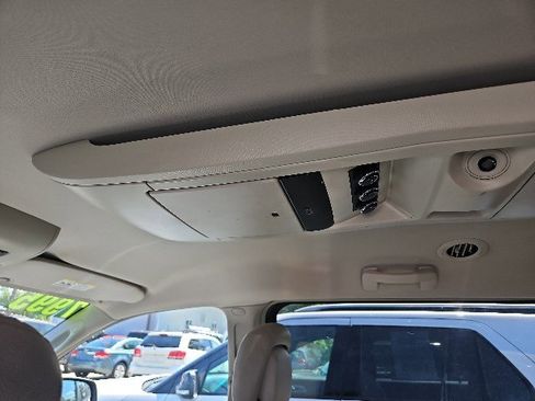 Used 2013 Chrysler Town & Country Touring-L w/ Driver Convenience Group FWD image 6