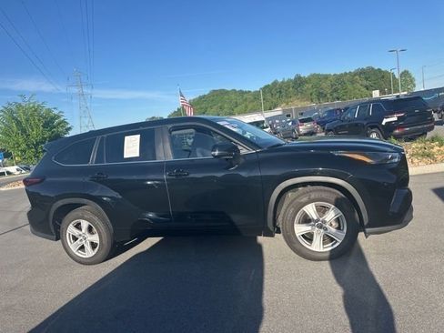 Used 2024 Toyota Highlander LE FWD image 13