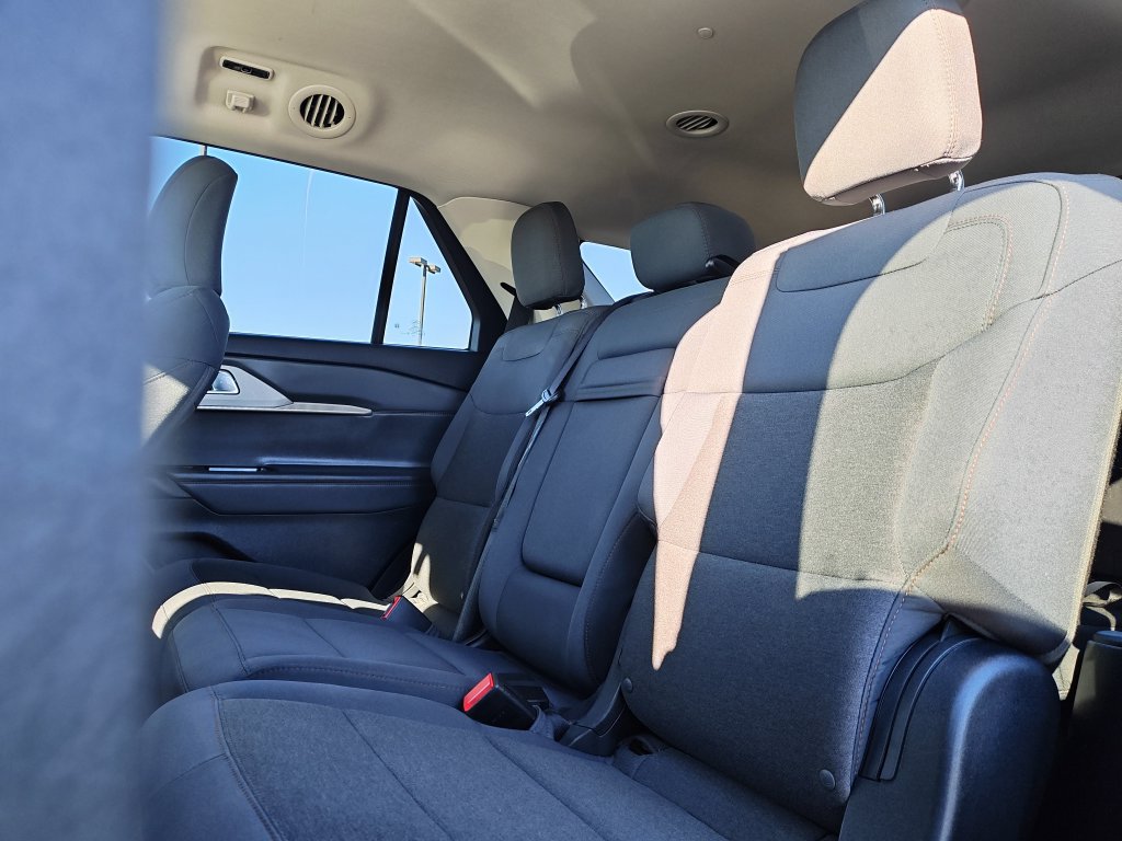Used 2025 Ford Explorer Active AWD/4WD image 14
