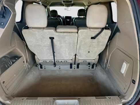 Used 2013 Chrysler Town & Country Touring FWD image 27