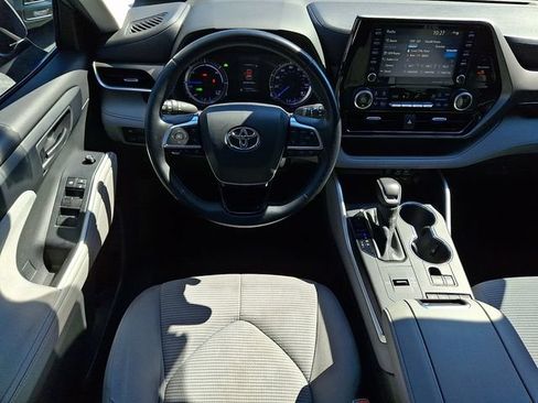 Used 2020 Toyota Highlander LE AWD/4WD image 11