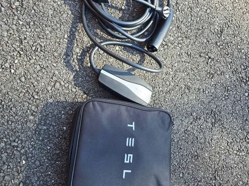 Used 2023 Tesla Model X image 3