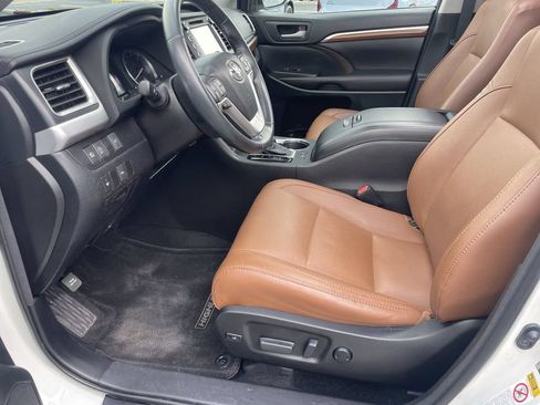 Used 2017 Toyota Highlander Limited AWD/4WD image 9