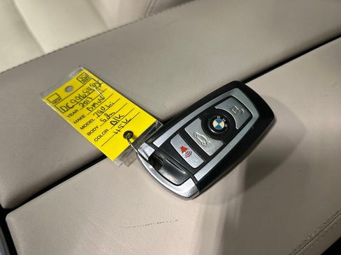 Used 2013 BMW 750i image 33