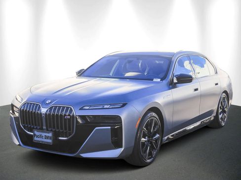 Used 2025 BMW i7 M70 w/ Executive Package image 3