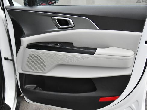 Used 2024 Kia Carnival LX image 45