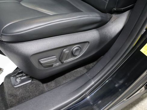 Used 2023 Toyota Highlander XLE AWD/4WD image 12