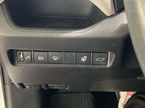 Used 2020 Toyota RAV4 XLE Premium FWD image 19
