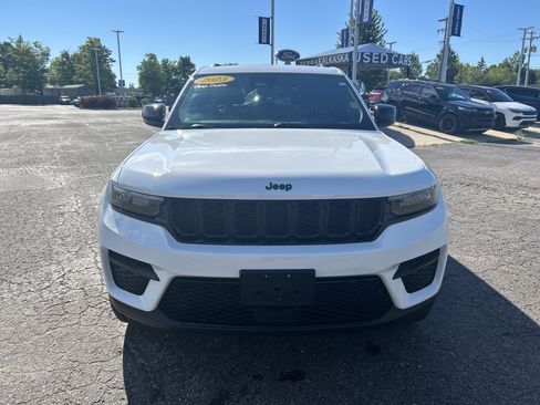 Used 2023 Jeep Grand Cherokee Altitude AWD/4WD image 8