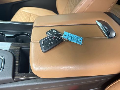 Used 2021 Cadillac Escalade Premium Luxury RWD image 7