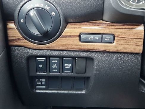 Used 2018 Nissan Titan SL image 38