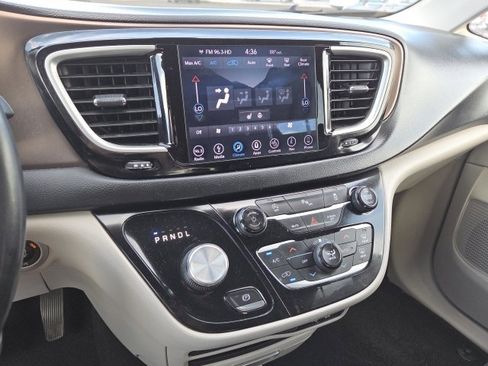Used 2019 Chrysler Pacifica Touring-L FWD image 20