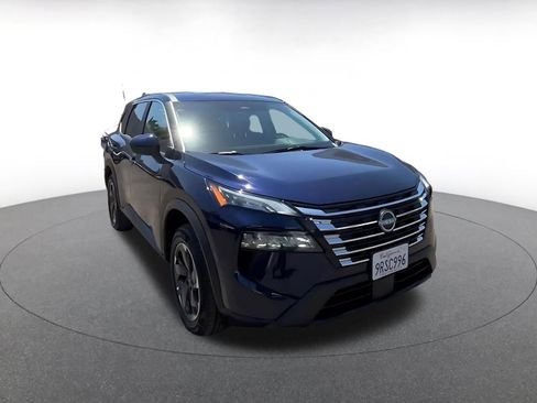 Used 2025 Nissan Rogue SV FWD image 3