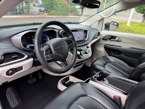 Used 2023 Chrysler Pacifica Touring-L FWD image 16