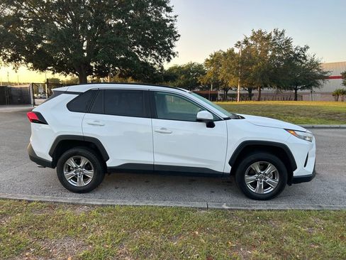 Used 2022 Toyota RAV4 XLE w/ Convenience Package FWD image 6