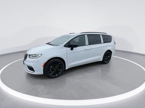 New 2026 Chrysler Pacifica Select w/ S Appearance Package AWD/4WD image 4