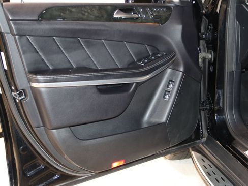 Used 2015 Mercedes-Benz GL 550 4MATIC image 37