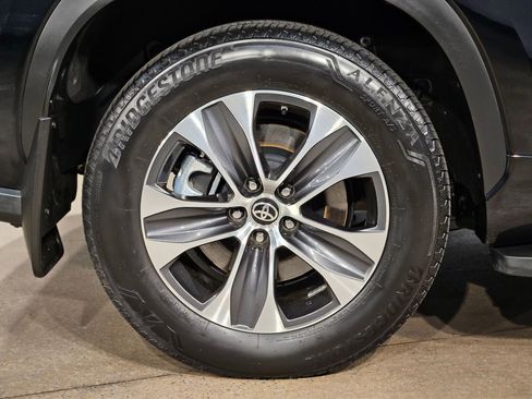 Certified 2025 Toyota Highlander XLE image 17