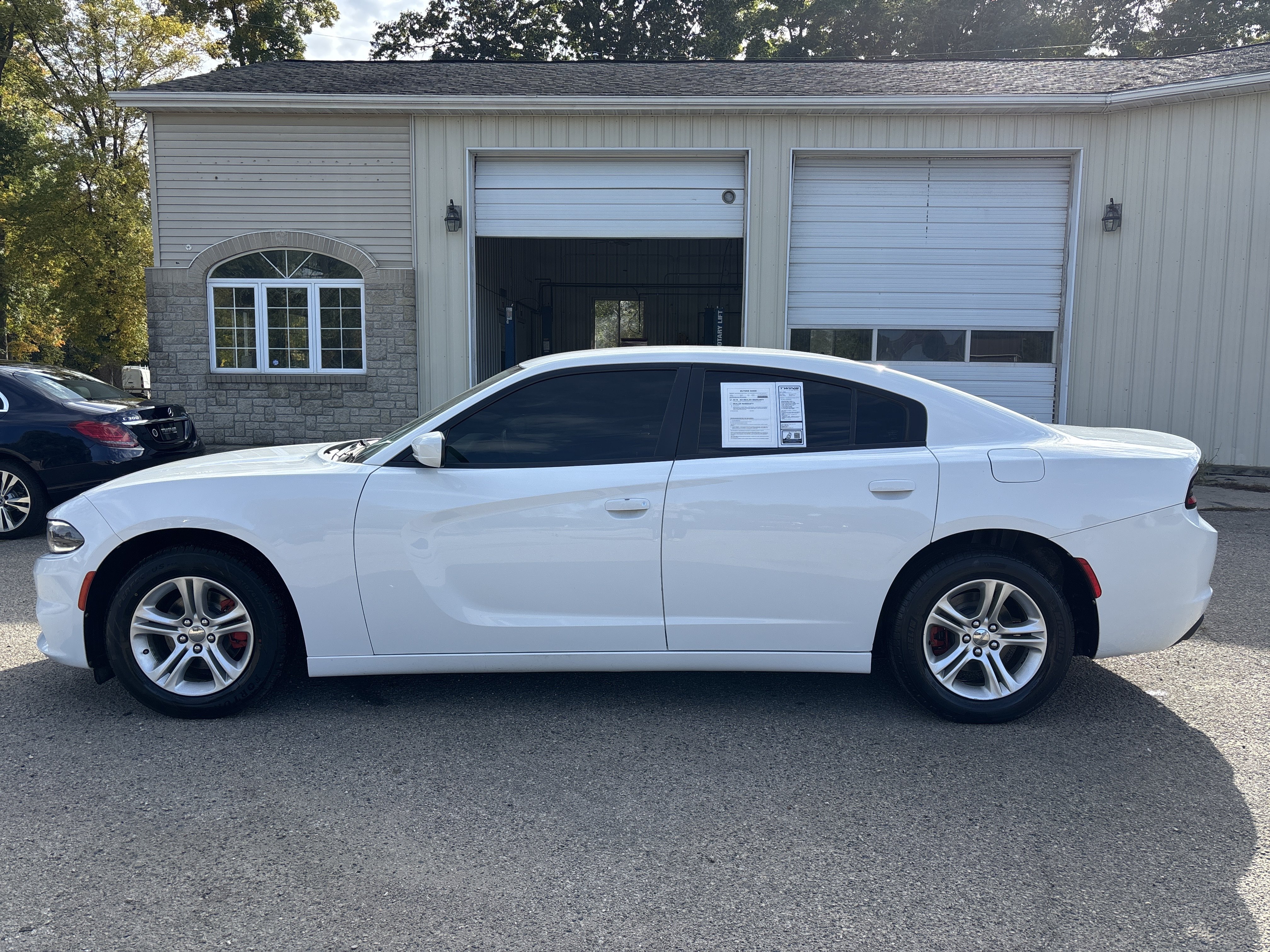 Used 2016 Dodge Charger SE RWD image 8