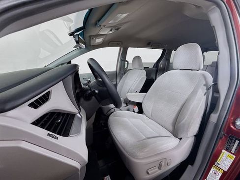Used 2017 Toyota Sienna LE image 5