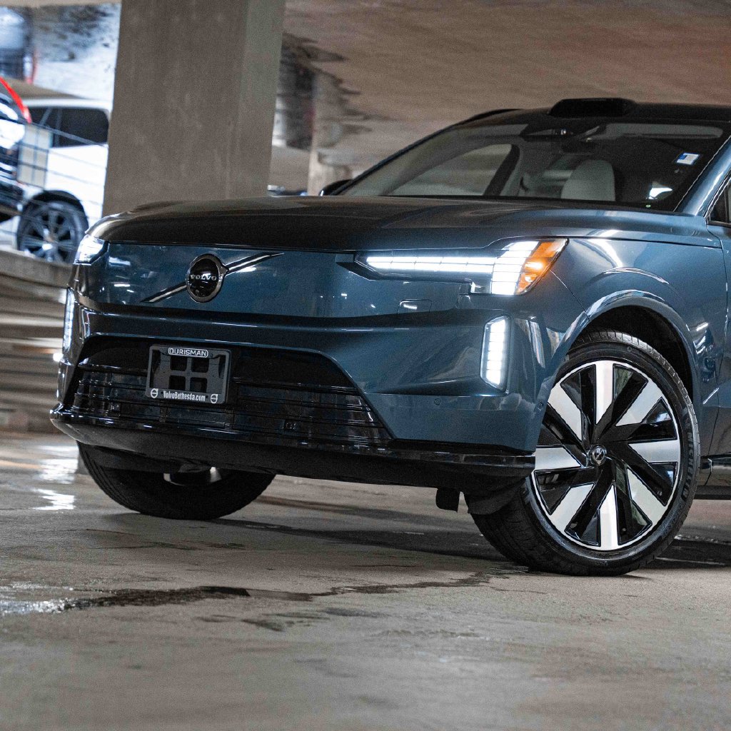 Certified 2025 Volvo EX90 Plus AWD/4WD image 3