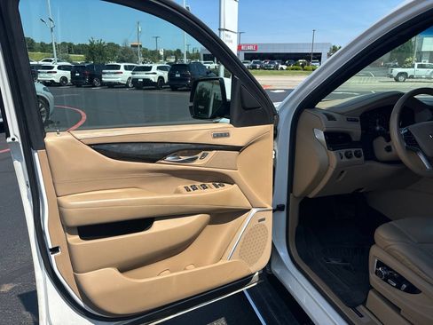 Used 2018 Cadillac Escalade Platinum AWD/4WD image 12