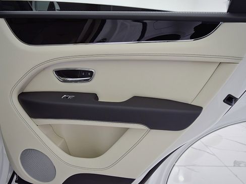 Certified 2023 Bentley Bentayga Plug-In Hybrid AWD/4WD image 44