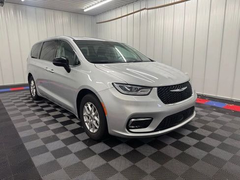 Used 2024 Chrysler Pacifica Touring-L image 2