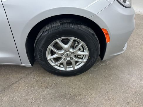 Used 2024 Chrysler Pacifica Touring-L image 15