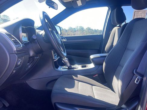 Used 2018 Jeep Grand Cherokee Laredo image 13